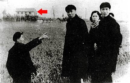 箭头所指为“白宫”西端面，刘少奇所在位置为现在的锦地苑足球场西北角