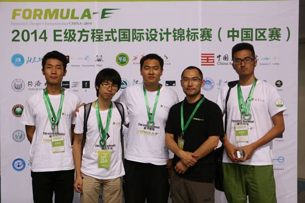 指导老师李恒全（右二）与获奖队员合影